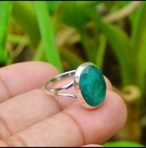 Bague de fête pour femme en argent sterling 925 faite à la main laboratoire créé pierre précieuse émeraude ovale coupe lunette réglage bijoux de mariage de haute qualité - Product Image 5