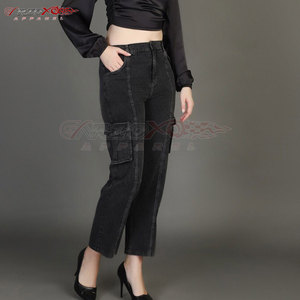 Pantalon Cargo de couleur noire pour femme avec poches utilitaires et design inspiré pour un pantalon Cargo confortable de style audacieux pour femme - Product Image 5