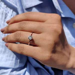 แหวนเพชรเลี้ยงในห้องปฏิบัติการ งานฝีมือ ดีไซน์วงเรียบขัดเงา ออกแบบมาสำหรับเจ้าสาวยุคใหม่และโอกาสพิเศษ จากประเทศอินเดีย - Product Image 2