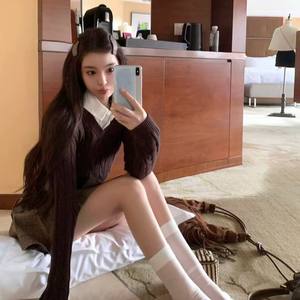 Ensemble chic de pull court en tricot doux et jupe à carreaux pour un style élégant au quotidien - Product Image 4