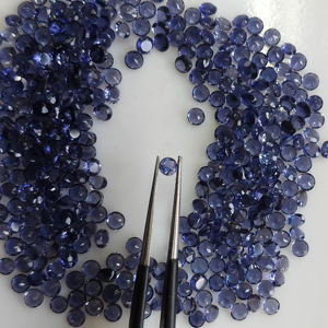 อิโอไลต์ธรรมชาติ 3 มม. ทรงบริลเลียนต์คัท สีม่วง คุณภาพดีที่สุด พลอยหลวม พร้อมเอฟเฟกต์เพลโอโครอิก สำหรับทำเครื่องประดับ จากเรด เมาน์เท่น เจมส์ - Product Image 1