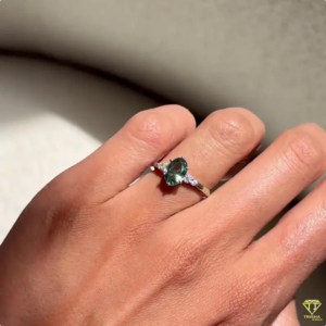 แหวนหมั้นเพชรมอยส์ซอไนต์ทรงรีพร้อมด้วยไพลินสีเขียวแหวนที่ได้แรงบันดาลใจจากวินเทจของขวัญครบรอบที่สมบูรณ์แบบ - Product Image 2
