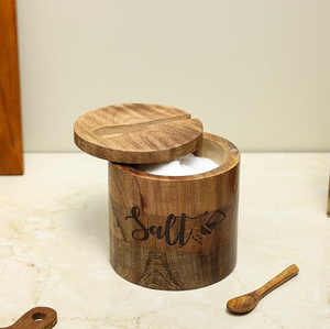 Boîte à sel et à poivre en bois artisanal avec un design découpé au laser, fabriquée en bois de mangue, d'acacia et de pin naturel - Product Image 3