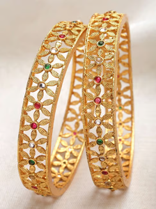 Les bracelets en laiton Kundan de luxe, avec bordure en perles blanches et pierres en forme de larme rubis/émeraude, sont disponibles au prix de gros. - Product Image 6