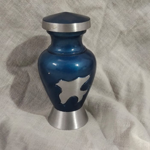 นกอาเรียขึ้นเป็นของชำร่วยขนาดเล็กพิเศษถือได้ถึงลูกบาศก์นิ้วของเถ้ากระดูกสีฟ้าสำหรับขี้เถ้าโดย ayaans - Product Image 1