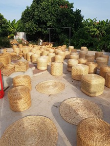 Coussin ottoman en jacinthe d'eau durable fabriqué au Vietnam pour la décoration intérieure et les acheteurs de meubles éco-conscients - Product Image 4