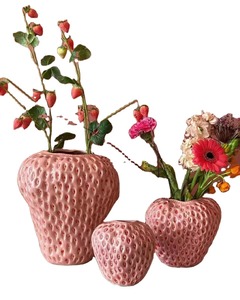 Jarrones de Cerámica de Lujo Hechos a Mano y Ecológicos con Diseño de Fresa - Arreglo Floral Rosa Glorioso, Recuerdo Duradero para Decoración del Hogar u Hotel - Product Image 1
