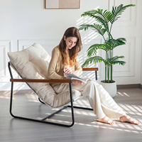 Moderner Polsterstuhl mit Armlehnen, Bequemer Sessel mit Metallrahmen und Holzarmlehnen, Beige für Wohnzimmer oder Schlafzimmer