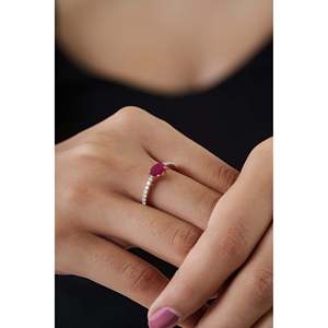 Bague de fiançailles pour femme en or 14 carats avec rubis ovale et diamants, placage rhodium, sertissage à griffes de luxe - Product Image 6