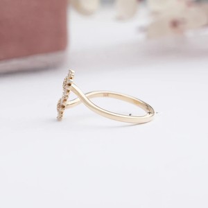 Délicate bague de dérivation en diamant de laboratoire taillé en baguette effilée à deux fleurs en or massif 10 carats pour elle - Product Image 2