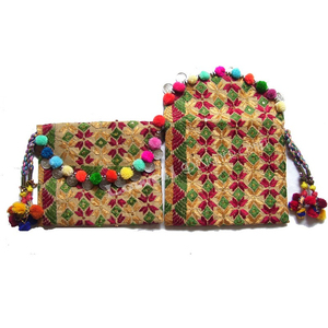 คลัทช์ชนเผ่าปักลายดอกไม้สีทองพร้อมปอมปอมปอมหลากสีและดีไซน์งานทำมือแบบอินเดียดั้งเดิม - Product Image 4