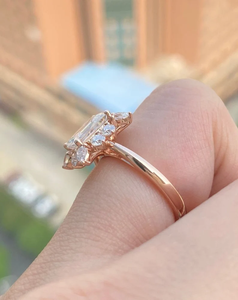 2.50CTW Emerald Cut Lab Grown Diamond Cluster 14K Oro sólido Anillo de compromiso de boda Incrustaciones de perlas Fiestas de joyería fina romántica - Product Image 4