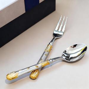 Juego de Cubiertos de Madera con Textura Vintage, Servicio de Cubertería Dorada y Plateada, Patrón en Relieve de Lujo, Ecológico para Bodas - Product Image 1