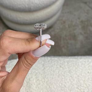 Bague de fiançailles en or blanc 18 carats avec diamant de laboratoire de 4,50 carats, taille émeraude, F VVS2 VVS1, sertie halo et pierres latérales, design unique - Product Image 3