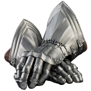 Gantelets allemands décorés du 15ème siècle armure de chevalier à la main médiévale cadeaux d'Halloween - Product Image 1
