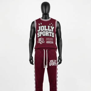 Conjunto de pantalones deportivos y camiseta sin mangas de algodón premium color granate con franja lateral estampada y logotipo personalizado. Camiseta y pantalón para hombre. - Product Image 3