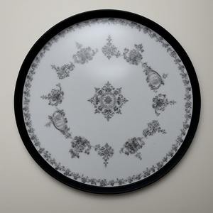 Placa de cargador de resina de pétalos de marfil con impresiones florales sutiles para celebraciones nupciales y de inspiración vintage - Product Image 1