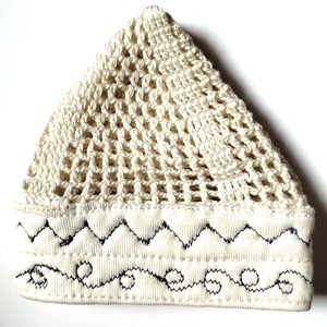 Chapeau de prière pour hommes musulmans tricoté à la main de qualité d'exportation Kufi Kopiah fabriqué avec 100% coton de qualité supérieure chapeau musulman plus doux et confortable - Product Image 4