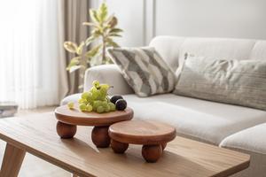 Plateau de service rond en bois avec pieds en boule, support à gâteau en bois de hêtre, centre de table ou plateau à charcuterie, présentation alimentaire - Product Image 6