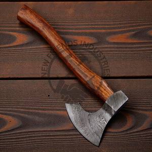 ขวานโทมาฮอว์กเหล็กดามัสกัสแบบพรีเมียมสั่งทำพิเศษ ระดับ DIY พร้อมด้ามไม้โรสวูดและปลอก  ขวานดามัสกัสตีขึ้นรูปคุณภาพพรีเมียม - Product Image 3