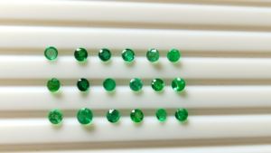 หินแซมเบียมรกตสีเขียวเจียระไนทรงกลมขนาด5มม. คุณภาพสูงราคาขายส่งสำหรับเครื่องประดับ - Product Image 3