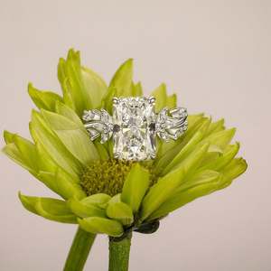 Bague de fiançailles Jeulia en argent sterling avec diamant taille coussin et feuille torsadée marquise - Product Image 4