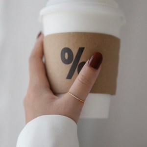 Anillo Delgado Antideslustre con Diamante CZ, Anillo Apilable Delicado de Zirconia Impermeable, Anillo de Banda Dorada, Regalo para Mamá - Product Image 2