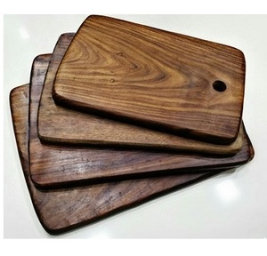 Planche à découper en bois brun foncé forme rectangle ustensiles de cuisine faits à la main - Product Image 1