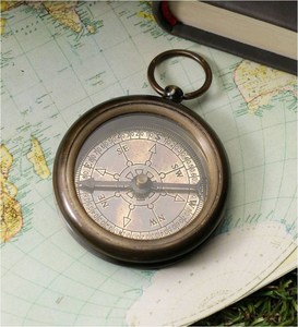 เข็มทิศทองเหลืองโบราณดีไซน์เรียบง่ายสำหรับตั้งแคมป์ศิลปะและของสะสมเข็มทิศโบราณสำหรับตกแต่งบ้านโต๊ะทำงาน2023 - Product Image 5