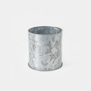 Pot de fleurs en métal galvanisé avec finition rustique idéal pour les plantes d'intérieur ou l'extérieur, le jardin, le patio et la ferme. - Product Image 1