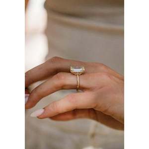 Bague de fiançailles SHREYA DIAM en or jaune 14 carats avec diamant de laboratoire taille émeraude en forme de donut, couleur E, double griffe, 1,8 mm, solitaire - Product Image 4