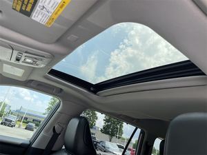 2023 Aston Martin, Serie 3, 330i, XDrive, FWD, asientos de cuero, neumáticos R18, - Product Image 2