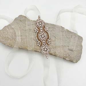 Cinturón Ajustable Bridella BS05RG Elegante con Pedrería y Perlas en Oro Rosa para Novias, Bodas, Graduaciones y Eventos Formales - Product Image 2