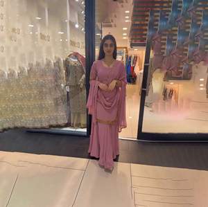 Conjunto de 3 piezas de trabajo de bordado indio listo para usar Sharara Gharara Kurti, tela Georgette, Ropa Étnica de diseñador paquistaní - Product Image 4