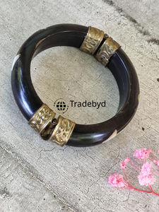 Brazaletes de madera artísticos hechos a mano para mujeres con estilo, joyería a granel por Tradebyd - Product Image 2