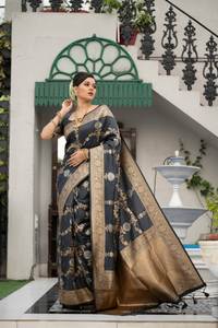 Ropa India para Fiestas Nocturnas, Lehenga Sari de Seda Banarasi Katan Suave con Encaje de Rayón y Adornos Latkan, Bordado a Juego para Novias - Product Image 4