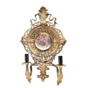 Applique murale en laiton antique avec cadre d'art floral orné et deux bras de style bougie pour intérieurs classiques de luxe - Product Image 1
