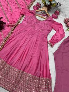 Ensemble de costume Anarkali moderne prêt-à-porter de qualité supérieure, 3 pièces, en mousseline de soie à séchage rapide, pour les occasions de fête, RADHE EXPORTS - Product Image 4