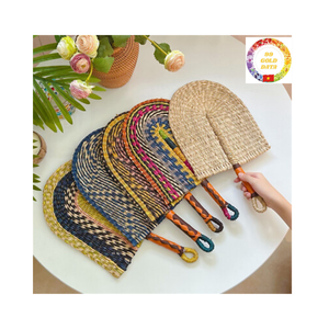 Éventail à main décoratif en jonc de mer fait à la main au Vietnam Éventail tissé en feuille de palmier pour mariages et événements - Product Image 2