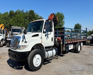 Venta en Subasta de Camiones Usados: Camión Plataforma 4x2 International 4300 de 2016 con Grúa Knuckle PK12000 de 2015 - Product Image 1