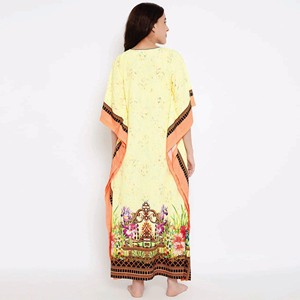 Custom Slim Fit Poliéster Crape Cuello redondo con lazo amarillo y melocotón Impreso Maxi Kaftan - Product Image 5