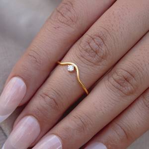 Anillo Minimalista de Moissanita de Oro Macizo 18K con Ajuste de Puntas Curvadas Color D VVS 1 Solitario - Product Image 5