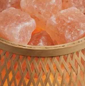 Lampe en sel de l'Himalaya fait à la main, panier en bambou naturel, purificateur d'air pour une ambiance apaisante, veilleuse pour la maison - Product Image 4