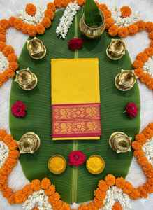 ชุดส่าหรีผ้าไหม Aura สำหรับผู้หญิง ดีไซน์ทันสมัย พร้อมเสื้อปักลาย Zari ครบชุด ขายส่ง เสื้อผ้าชาติพันธุ์ ผลิตในอินเดีย พร้อมส่งออก มีสินค้าในสต็อก - Product Image 2