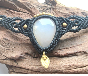 Tour de cou style pierres précieuses et petites perles dorées avec pierre de guérison collier de perles Moonstone - Product Image 2