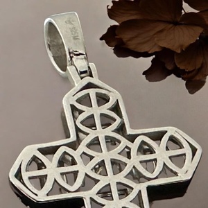 Colgante de lujo con diseño de cruz de plata de ley 925 con diamante de moissanita VVS, estilo hip hop, para uso unisex. - Product Image 4