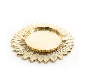 Plateau de service de luxe décoratif rond en métal doré pour les fêtes et les occasions festives - Product Image 1