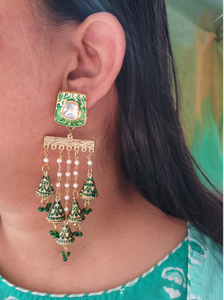 Boucles d'oreilles indiennes longues Meenakari Jhumka fabriquées à la main bijoux ethniques vert et or pour femmes pour la fête et les vêtements décontractés - Product Image 4