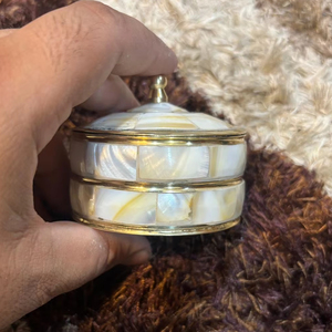 Joyero de Latón con Incrustaciones de Nácar de la Mejor Calidad, Joyero de Dos Niveles con Incrustaciones de Nácar, Estilo Bohemio, Caja para Sindoor - Product Image 1