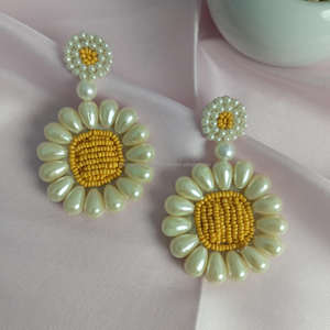 Pendientes colgantes de resina de color personalizados de lujo hechos a mano para mujer, accesorios de moda altamente pulidos de alta calidad de la India - Product Image 1